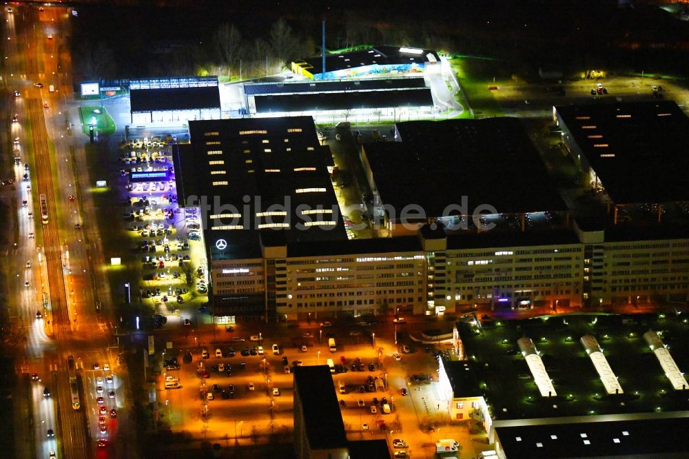 Berlin bei Nacht von oben - Nachtluftbild Autohandels- Gebäude des Autohauses der Daimler AG in Marzahn in Berlin, Deutschland
