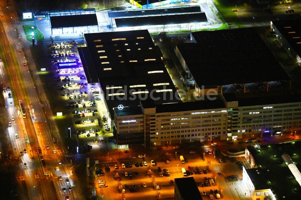 Berlin bei Nacht aus der Vogelperspektive: Nachtluftbild Autohandels- Gebäude des Autohauses der Daimler AG in Marzahn in Berlin, Deutschland