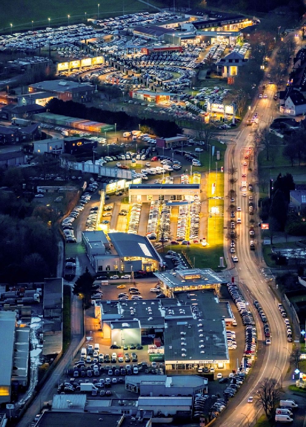 Nacht-Luftaufnahme Hamm - Nachtluftbild Autohandels- Gebäude des Autohauses an der Hammer Straße in Hamm im Bundesland Nordrhein-Westfalen, Deutschland