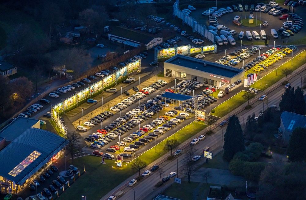 Hamm bei Nacht aus der Vogelperspektive: Nachtluftbild Autohandels- Gebäude des Autohauses an der Hammer Straße in Hamm im Bundesland Nordrhein-Westfalen, Deutschland