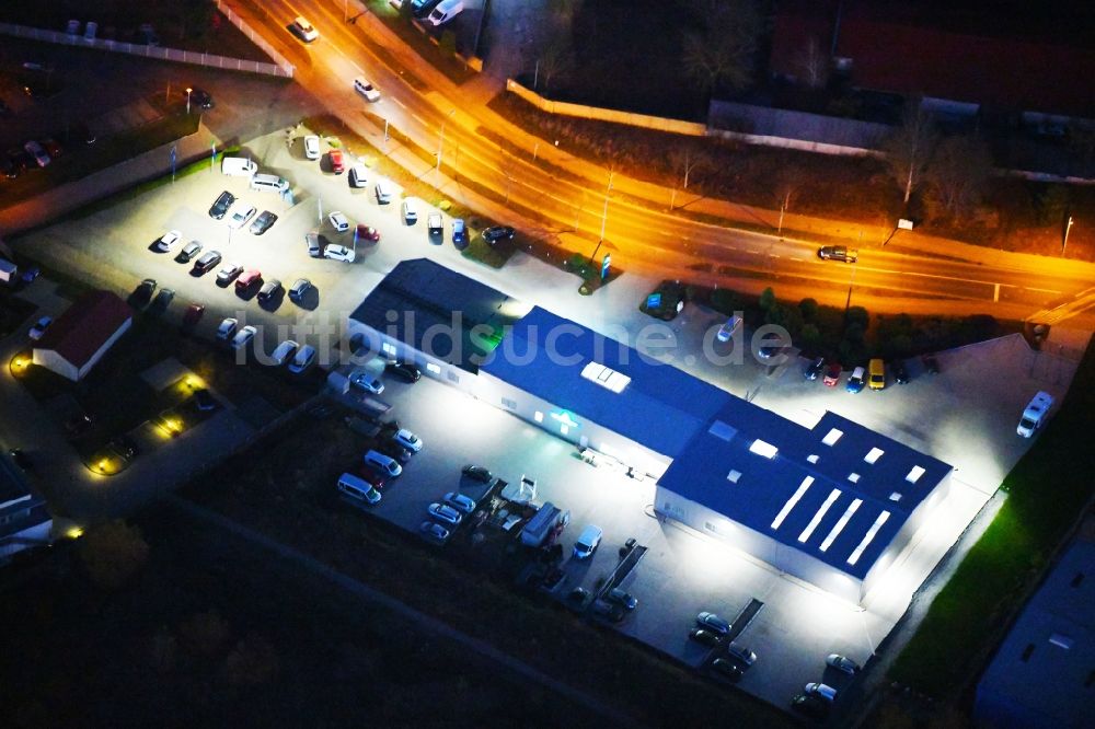 Strausberg bei Nacht von oben - Nachtluftbild Autohandels- Gebäude des Autohauses Marko Zabel GmbH&Co.KG in Strausberg im Bundesland Brandenburg, Deutschland