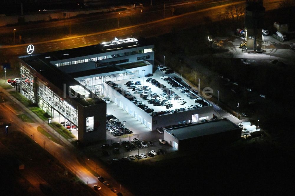 Nachtluftbild Schönefeld - Nachtluftbild Autohandels- Gebäude des Autohauses Mercedes-Benz Niederlassung Berlin in Schönefeld im Bundesland Brandenburg, Deutschland