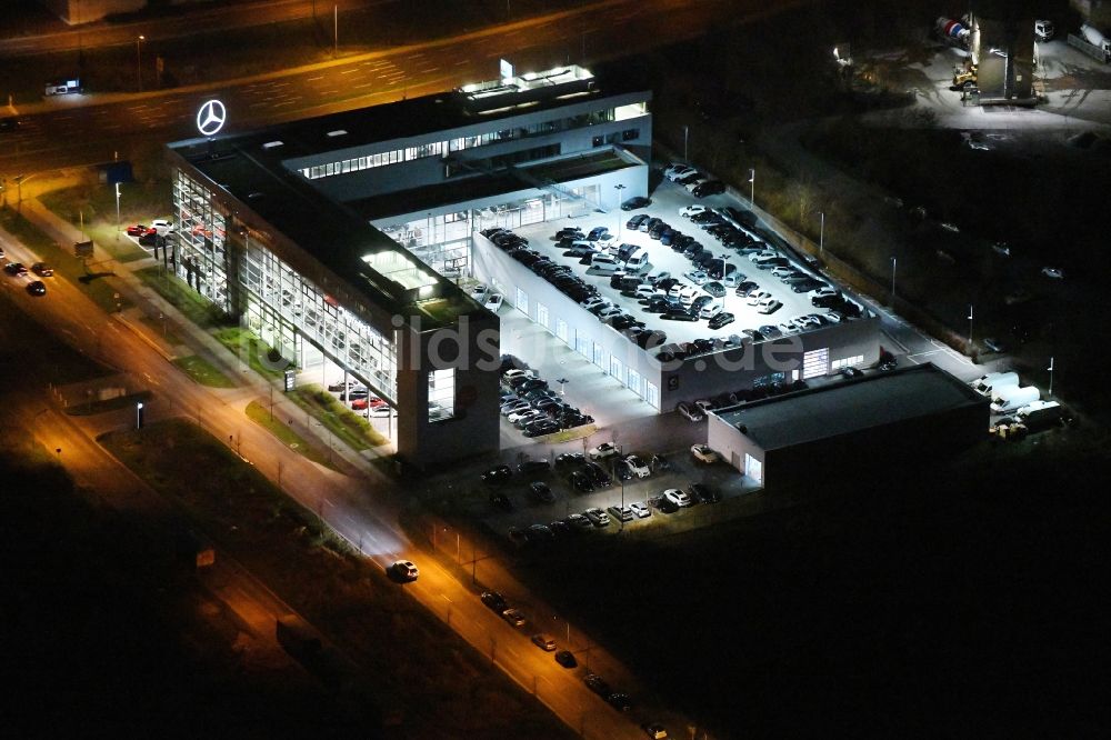 Nacht-Luftaufnahme Schönefeld - Nachtluftbild Autohandels- Gebäude des Autohauses Mercedes-Benz Niederlassung Berlin in Schönefeld im Bundesland Brandenburg, Deutschland