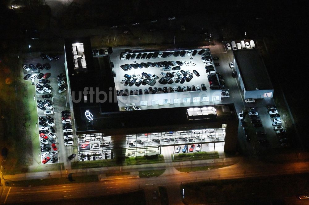Schönefeld bei Nacht von oben - Nachtluftbild Autohandels- Gebäude des Autohauses Mercedes-Benz Niederlassung Berlin in Schönefeld im Bundesland Brandenburg, Deutschland