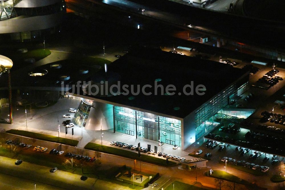 Nachtluftbild Stuttgart - Nachtluftbild Autohandels- Gebäude des Autohauses Mercedes-Benz Niederlassung Stuttgart an der Mercedesstraße im Ortsteil Wasen in Stuttgart im Bundesland Baden-Württemberg, Deutschland