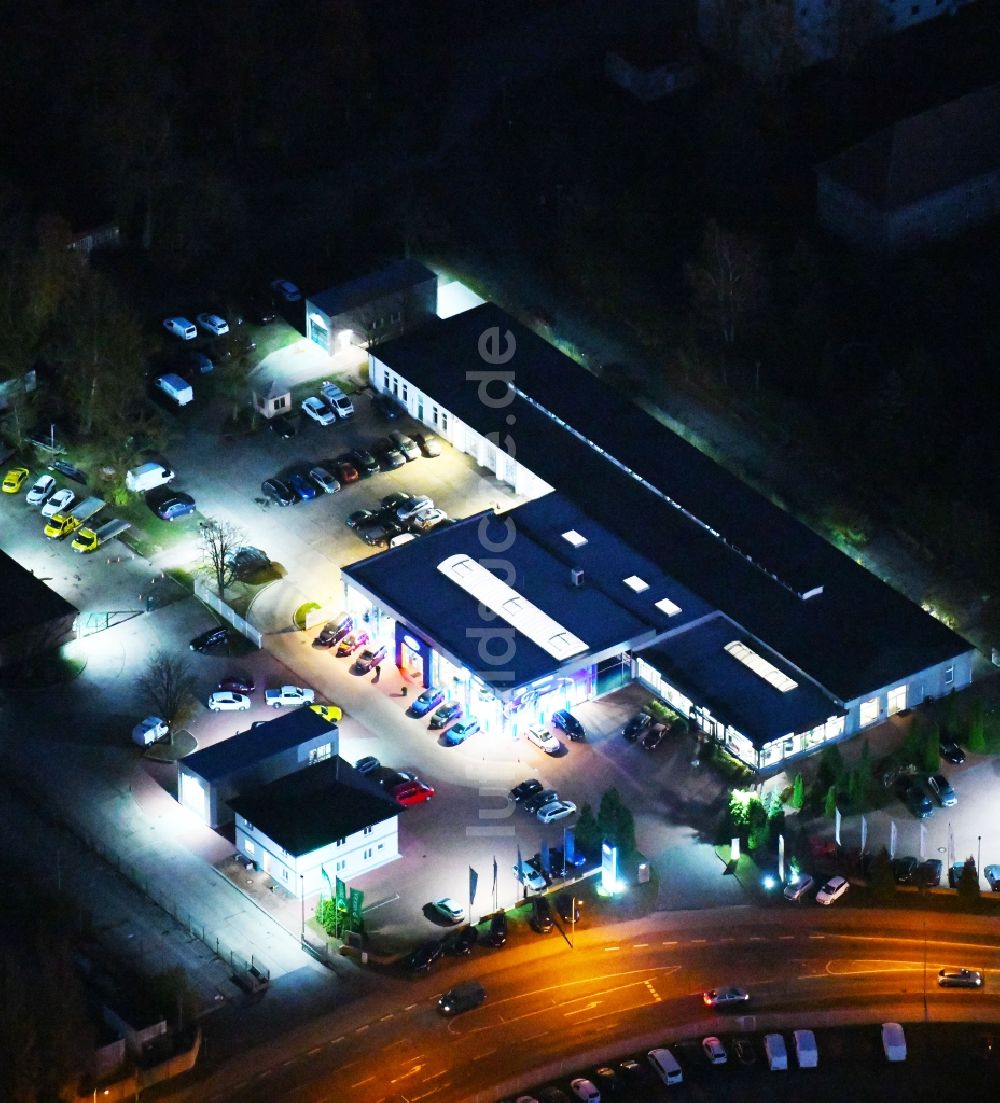 Nachtluftbild Strausberg - Nachtluftbild Autohandels- Gebäude des Autohauses Mueller GmbH & Co. KG in Strausberg im Bundesland Brandenburg, Deutschland