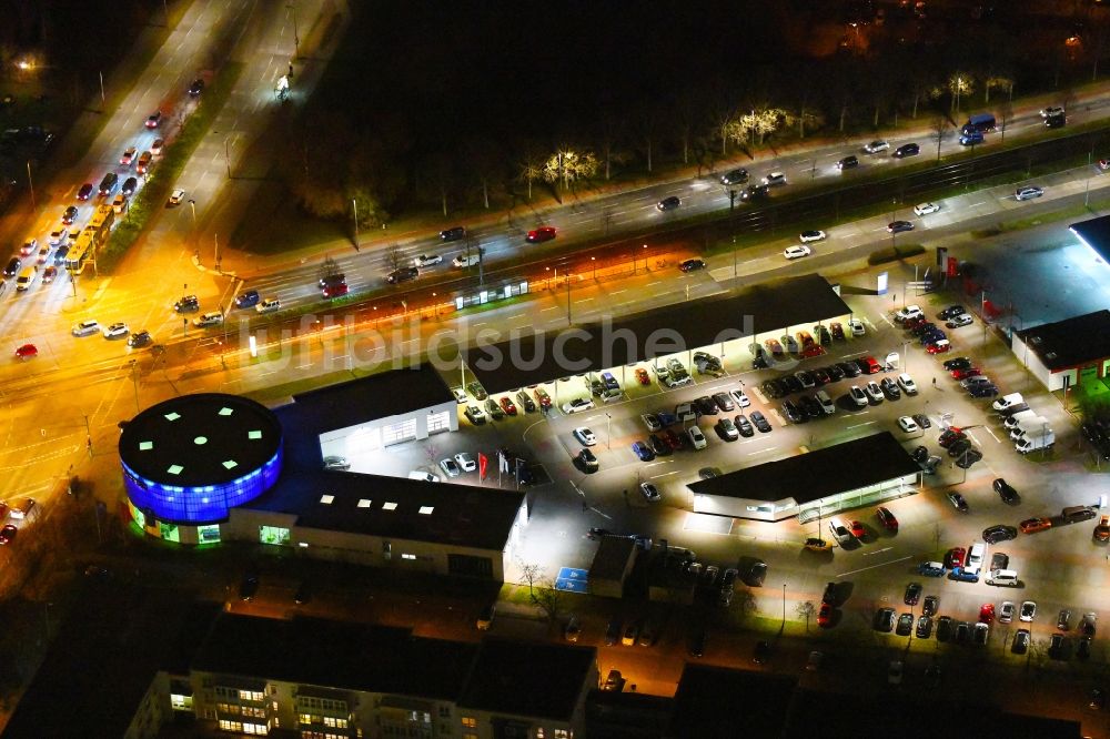 Berlin bei Nacht aus der Vogelperspektive: Nachtluftbild Autohandels- Gebäude des Autohauses PEUGEOT PSA RETAIL in Marzahn in Berlin, Deutschland