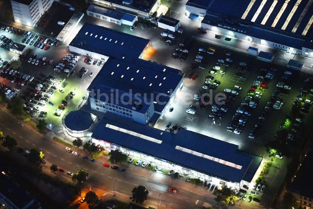 Nacht-Luftaufnahme Berlin - Nachtluftbild Autohandels- Gebäude des Autohauses der Volkswagen Automobile im Ortsteil Lichterfelde in Berlin, Deutschland