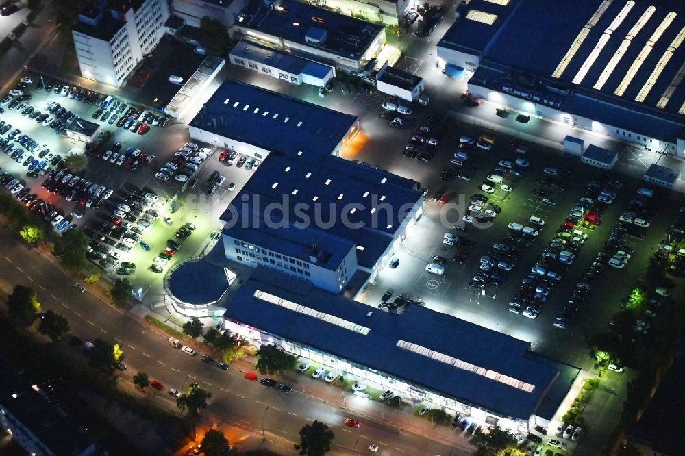 Berlin bei Nacht von oben - Nachtluftbild Autohandels- Gebäude des Autohauses der Volkswagen Automobile im Ortsteil Lichterfelde in Berlin, Deutschland