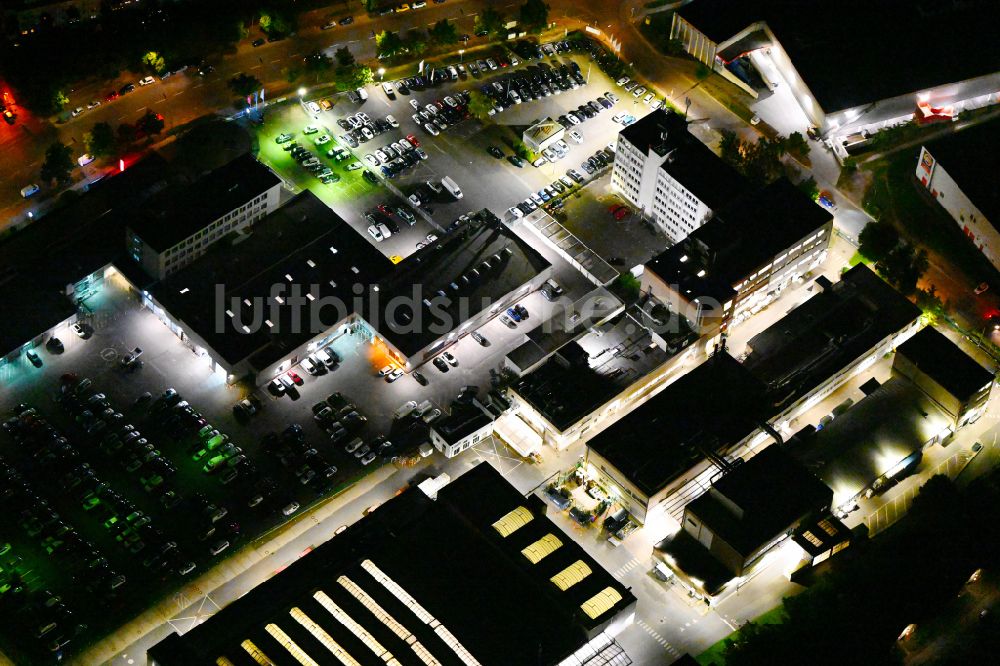 Berlin bei Nacht von oben - Nachtluftbild Autohandels- Gebäude des Autohauses der Volkswagen Automobile im Ortsteil Lichterfelde in Berlin, Deutschland