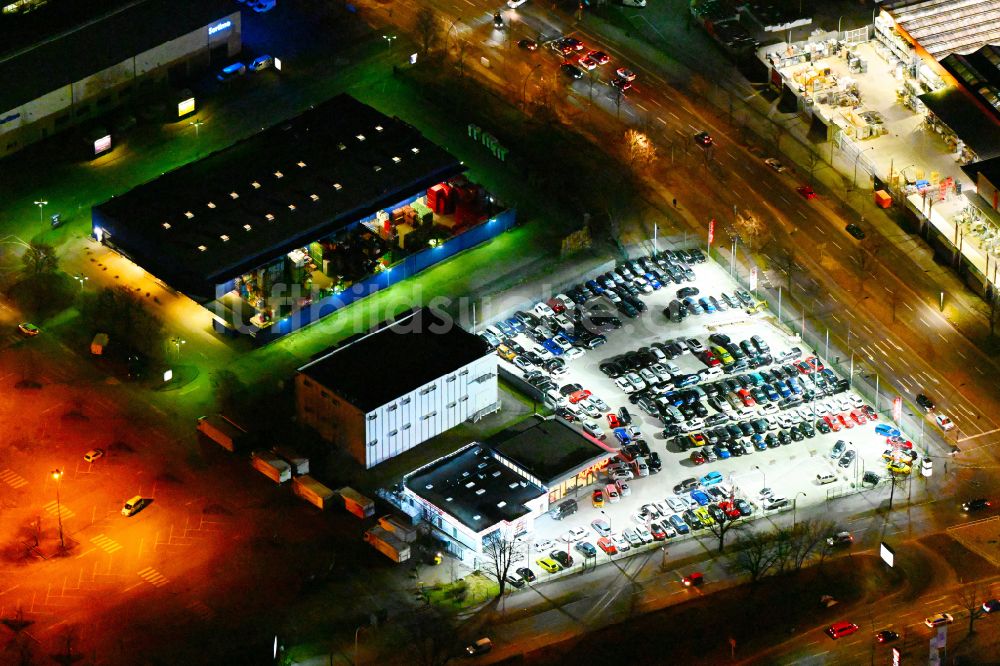 Nacht-Luftaufnahme Berlin - Nachtluftbild Autohandels- Gebäude der Autoland AG in Berlin, Deutschland