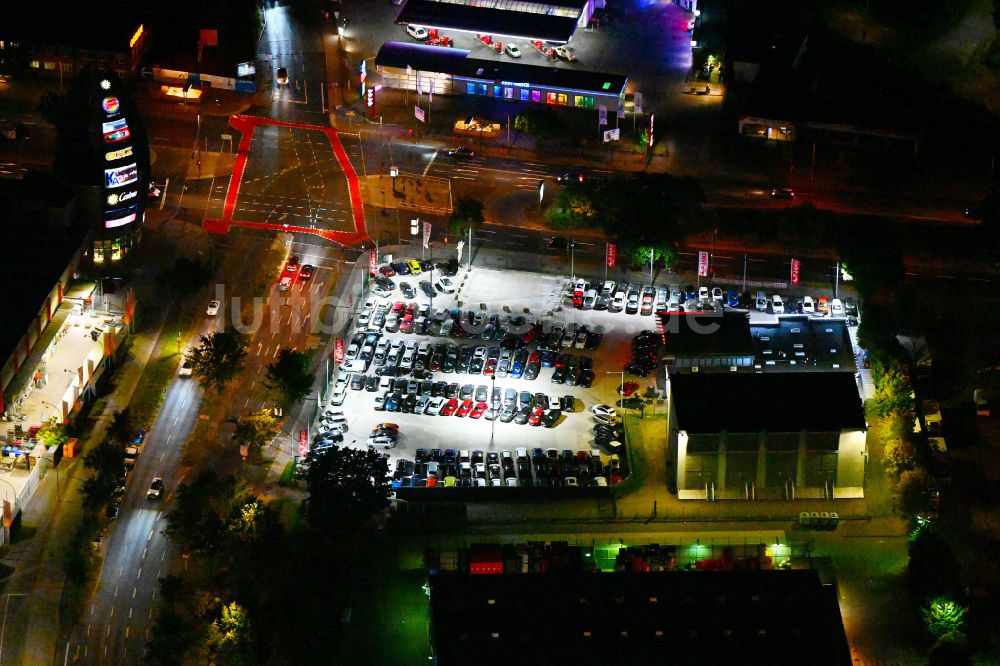 Berlin bei Nacht aus der Vogelperspektive: Nachtluftbild Autohandels- Gebäude der Autoland AG in Berlin, Deutschland