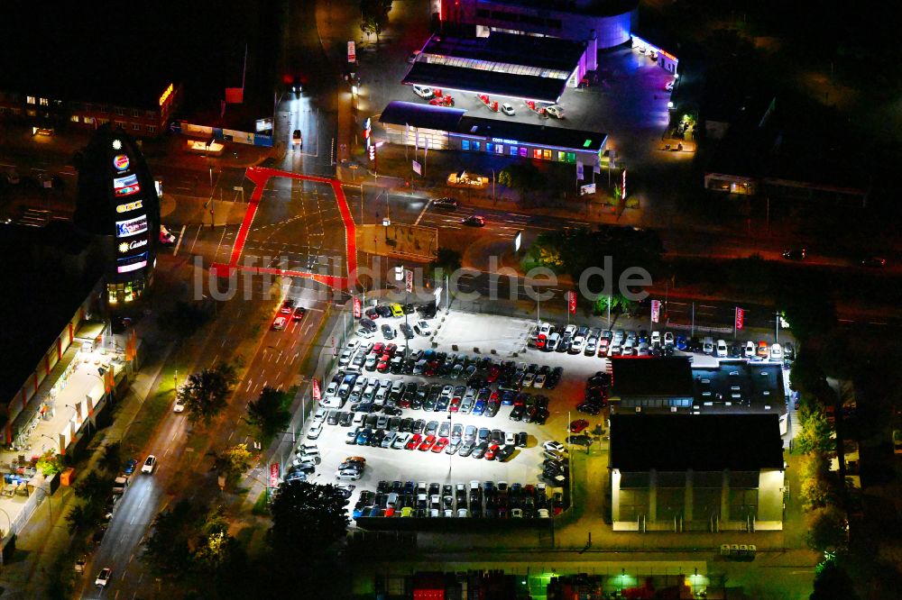 Nachtluftbild Berlin - Nachtluftbild Autohandels- Gebäude der Autoland AG in Berlin, Deutschland