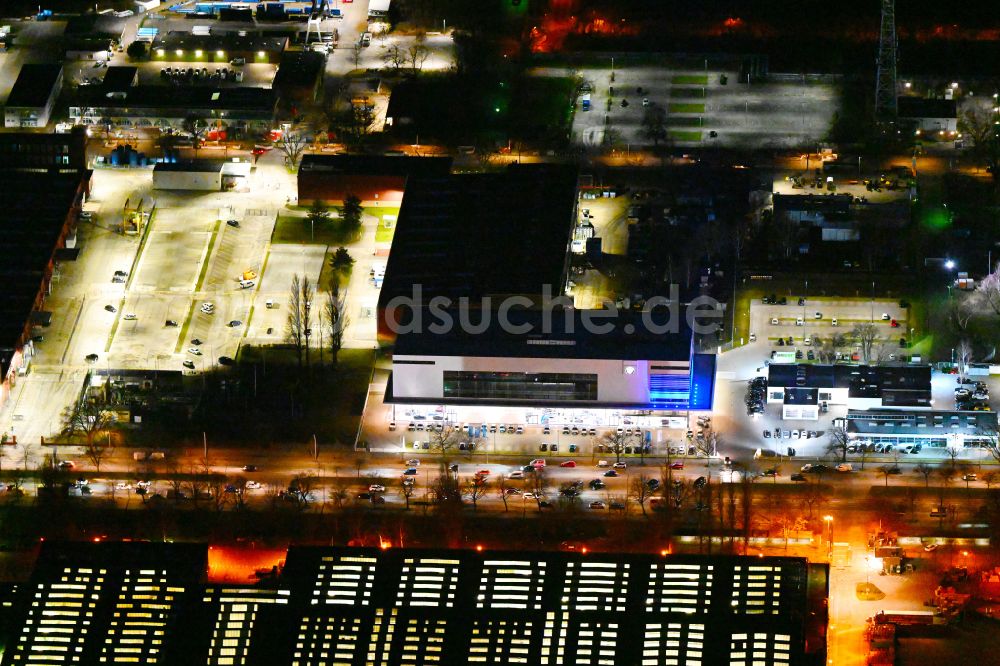 Nacht-Luftaufnahme Berlin - Nachtluftbild Autohandels- Gebäude BMW Autohaus Nefzger in Berlin, Deutschland