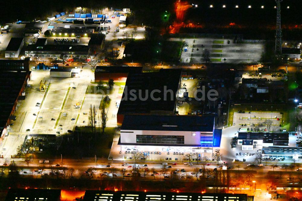 Berlin bei Nacht von oben - Nachtluftbild Autohandels- Gebäude BMW Autohaus Nefzger in Berlin, Deutschland