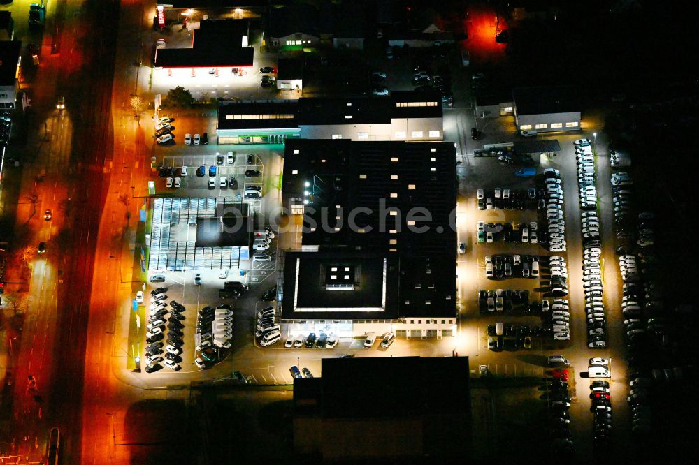 Berlin bei Nacht aus der Vogelperspektive: Nachtluftbild Autohandels- Gebäude MÖBUS im Ortsteil Weißensee in Berlin, Deutschland