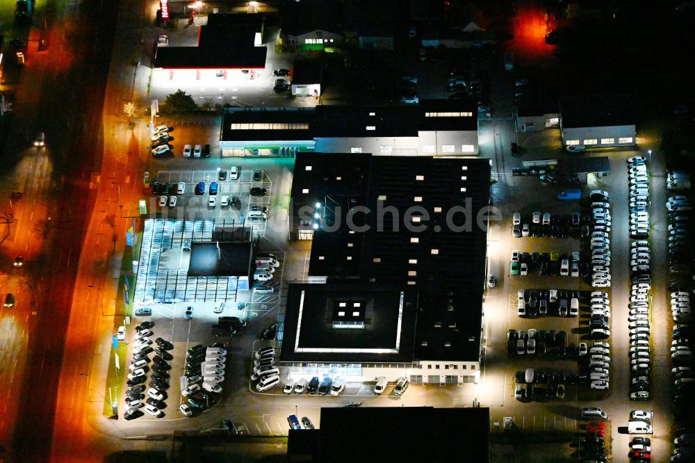 Nachtluftbild Berlin - Nachtluftbild Autohandels- Gebäude MÖBUS im Ortsteil Weißensee in Berlin, Deutschland