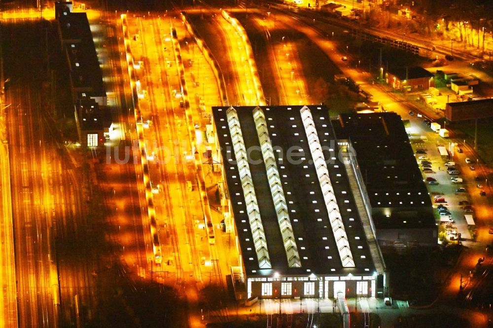 Berlin bei Nacht aus der Vogelperspektive: Nachtluftbild Bahnbetriebswerk und Ausbesserungswerk Rummelsburg II in Berlin