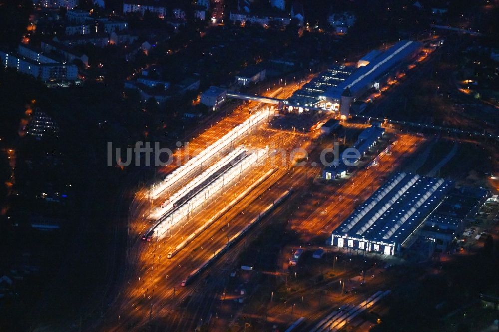 Nacht-Luftaufnahme Berlin - Nachtluftbild Bahnbetriebswerk und Ausbesserungswerk Rummelsburg II in Berlin