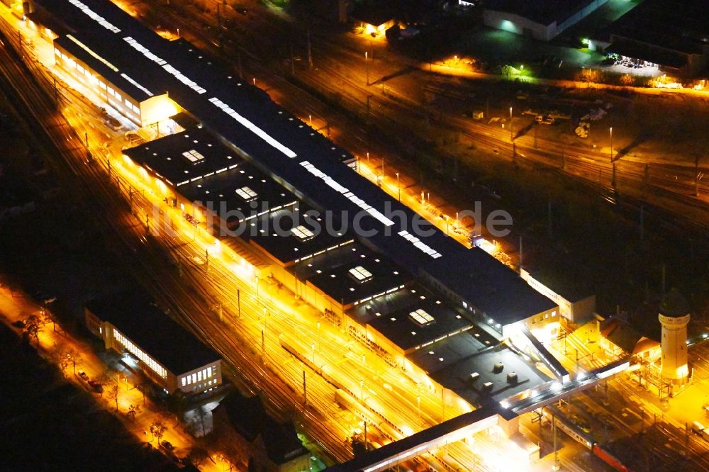 Berlin bei Nacht von oben - Nachtluftbild Bahnbetriebswerk und Ausbesserungswerk Rummelsburg II in Berlin