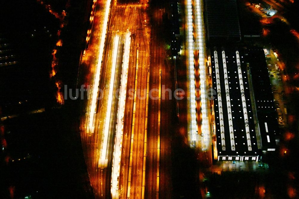 Berlin bei Nacht von oben - Nachtluftbild Bahnbetriebswerk und Ausbesserungswerk Rummelsburg II in Berlin