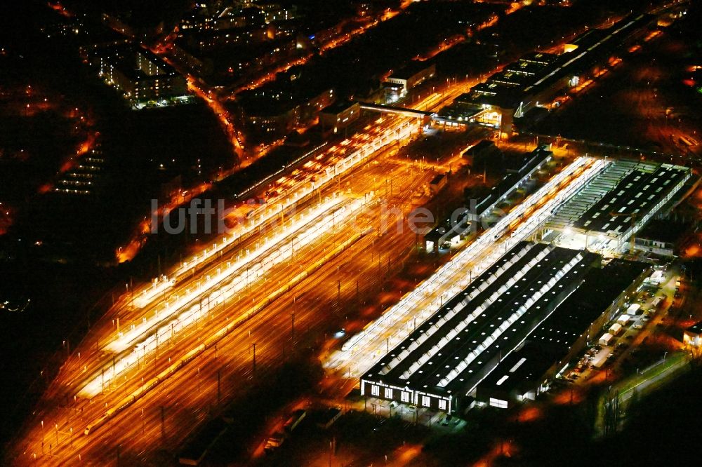 Nacht-Luftaufnahme Berlin - Nachtluftbild Bahnbetriebswerk und Ausbesserungswerk Rummelsburg II in Berlin