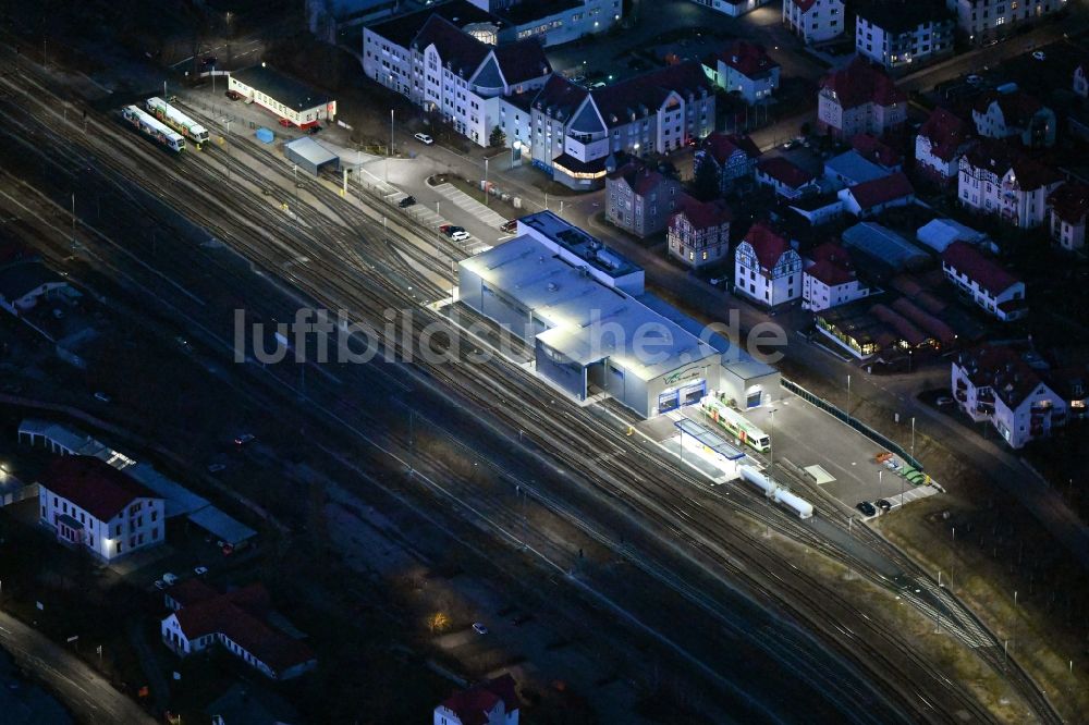 Nachtluftbild Meiningen - Nachtluftbild Bahnbetriebswerk und Ausbesserungswerk von Zügen des Personentransportes in Meiningen im Bundesland Thüringen, Deutschland