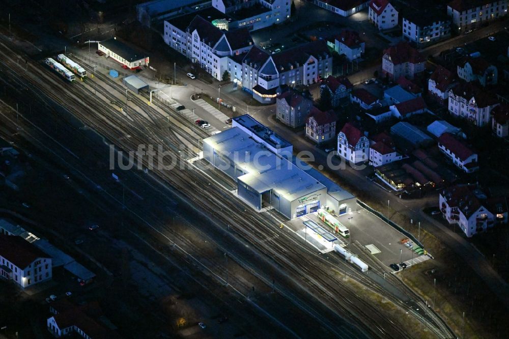 Nacht-Luftaufnahme Meiningen - Nachtluftbild Bahnbetriebswerk und Ausbesserungswerk von Zügen des Personentransportes in Meiningen im Bundesland Thüringen, Deutschland