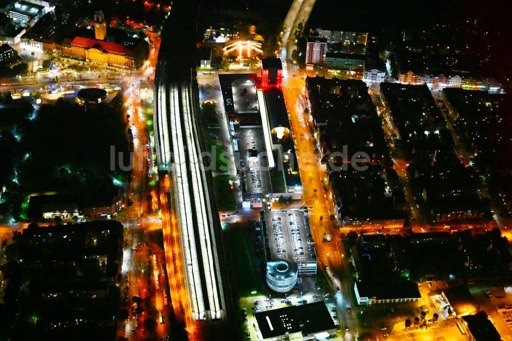 Berlin bei Nacht aus der Vogelperspektive: Nachtluftbild Bahnhofsgebäude und des Einkaufszentrum Spandau Arcaden in Spandau in Berlin, Deutschland