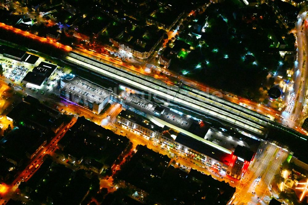 Nachtluftbild Berlin - Nachtluftbild Bahnhofsgebäude und des Einkaufszentrum Spandau Arcaden in Spandau in Berlin, Deutschland