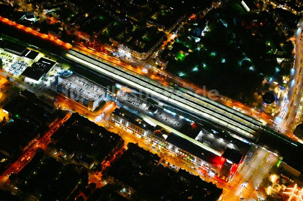Nacht-Luftaufnahme Berlin - Nachtluftbild Bahnhofsgebäude und des Einkaufszentrum Spandau Arcaden in Spandau in Berlin, Deutschland