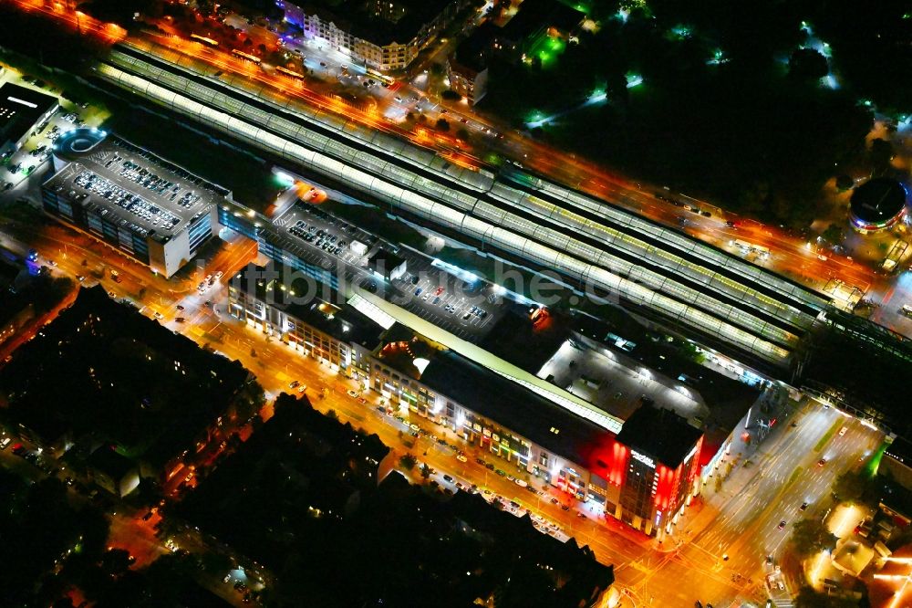 Berlin bei Nacht aus der Vogelperspektive: Nachtluftbild Bahnhofsgebäude und des Einkaufszentrum Spandau Arcaden in Spandau in Berlin, Deutschland
