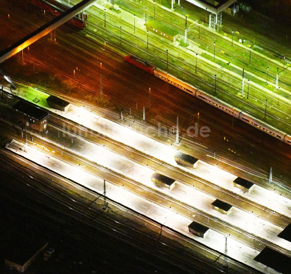 Nachtluftbild Berlin - Nachtluftbild Bahnhofsgebäude und Gleisanlagen des S-Bahnhofes Berlin - Lichtenberg im Ortsteil Lichtenberg in Berlin, Deutschland