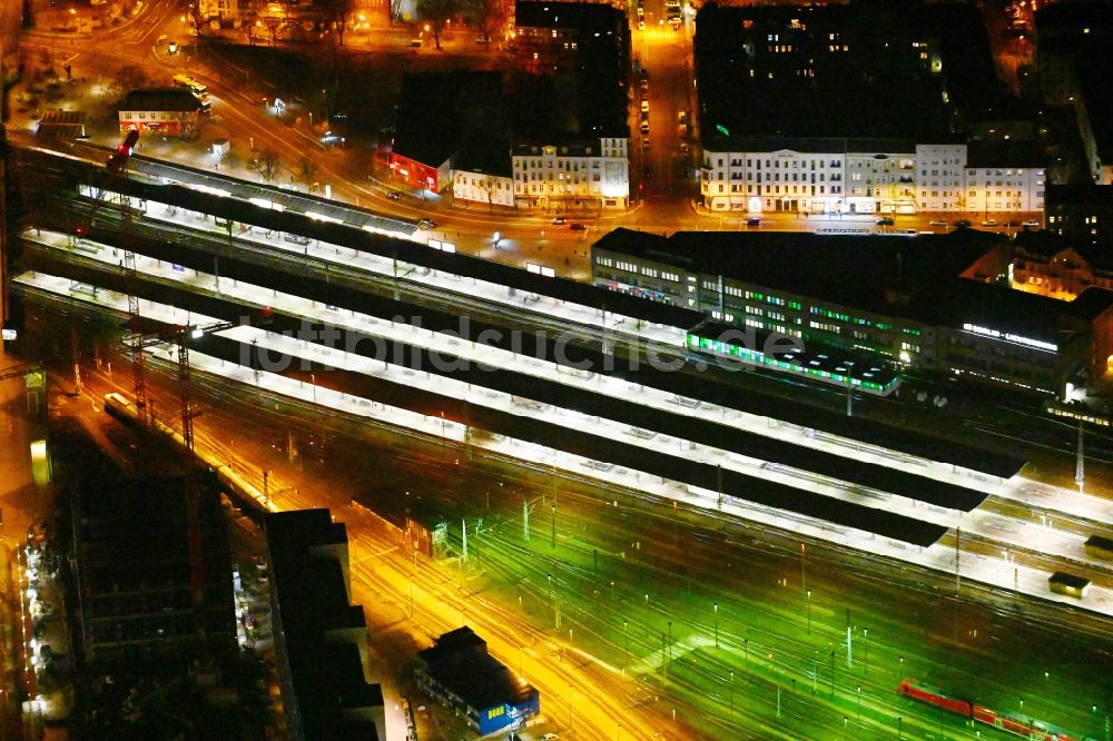 Nacht-Luftaufnahme Berlin - Nachtluftbild Bahnhofsgebäude und Gleisanlagen des S-Bahnhofes Berlin - Lichtenberg im Ortsteil Lichtenberg in Berlin, Deutschland