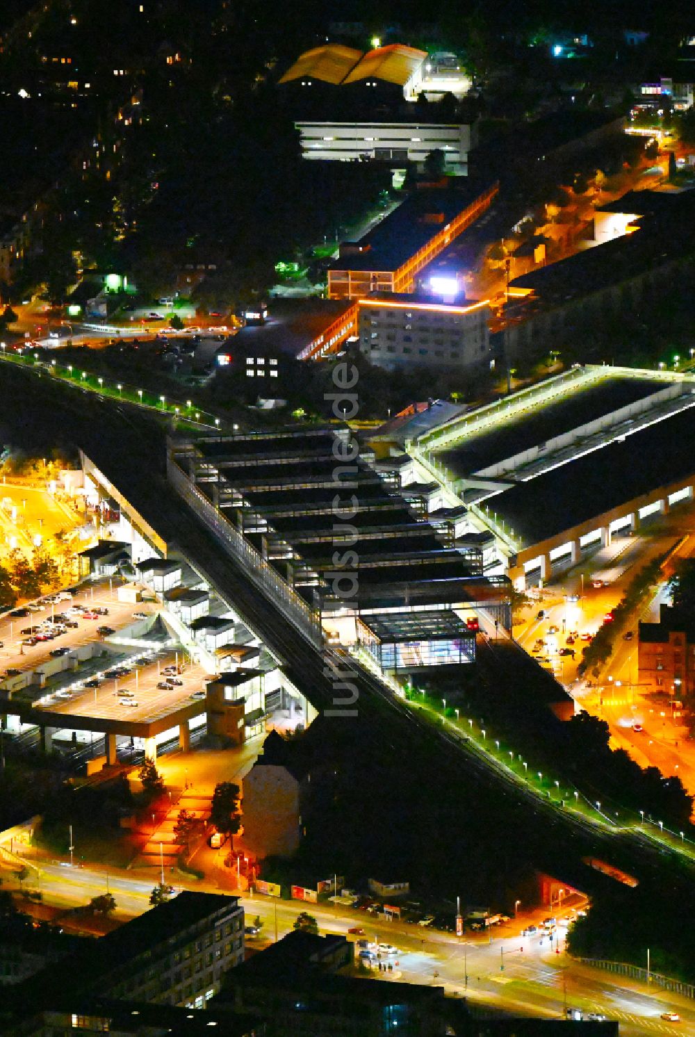 Nachtluftbild Berlin - Nachtluftbild Bahnhofsgebäude und Gleisanlagen des S-Bahnhofes Berlin Südkreuz im Ortsteil Tempelhof in Berlin, Deutschland