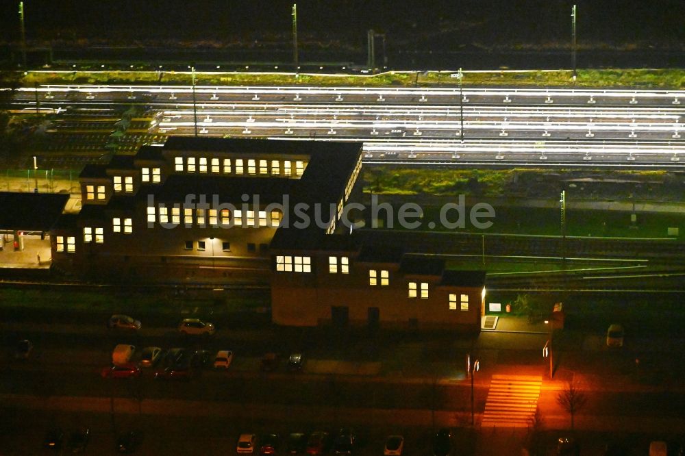 Nachtluftbild Berlin - Nachtluftbild Bahnhofsgebäude und Gleisanlagen des Metro- U-Bahnhofes U-Bahnhof Hönow im Ortsteil Hellersdorf in Berlin, Deutschland