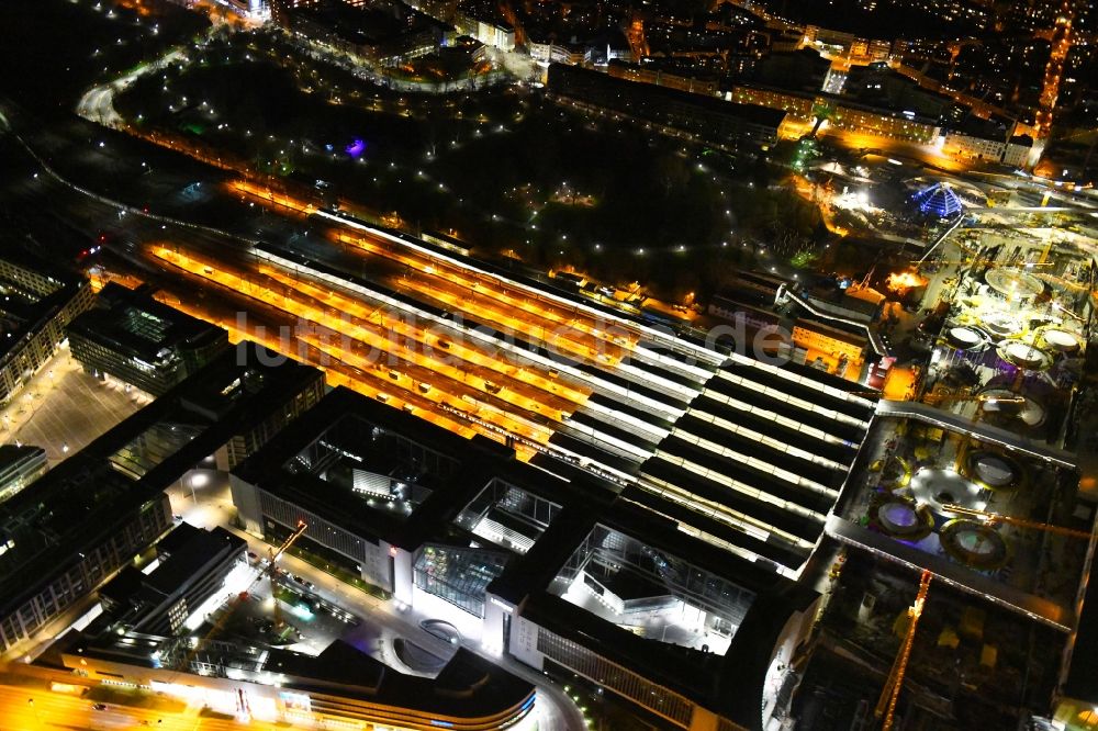 Stuttgart bei Nacht aus der Vogelperspektive: Nachtluftbild Bauarbeiten Stuttgart 21 am Hauptbahnhof in Stuttgart im Bundesland Baden-Württemberg