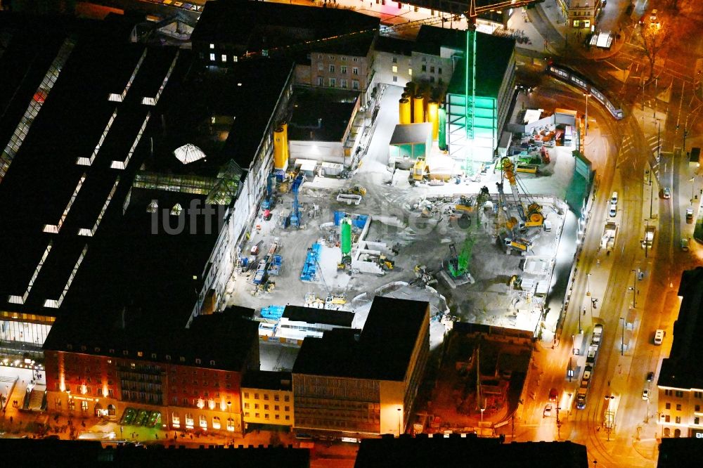 Nachtluftbild München - Nachtluftbild Bauarbeiten zur Sanierung des Bahnhofsgebäude des Hauptbahnhofes im Ortsteil Ludwigsvorstadt-Isarvorstadt in München im Bundesland Bayern, Deutschland