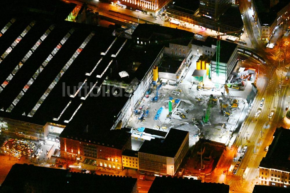 Nacht-Luftaufnahme München - Nachtluftbild Bauarbeiten zur Sanierung des Bahnhofsgebäude des Hauptbahnhofes im Ortsteil Ludwigsvorstadt-Isarvorstadt in München im Bundesland Bayern, Deutschland