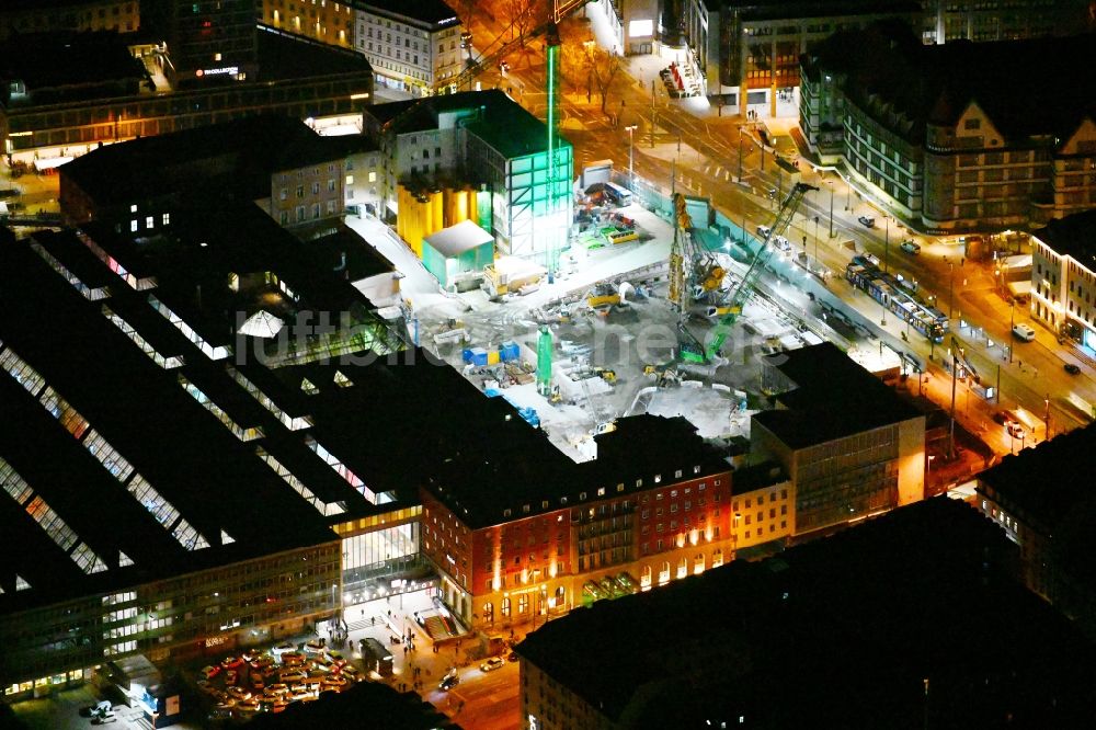 München bei Nacht von oben - Nachtluftbild Bauarbeiten zur Sanierung des Bahnhofsgebäude des Hauptbahnhofes im Ortsteil Ludwigsvorstadt-Isarvorstadt in München im Bundesland Bayern, Deutschland