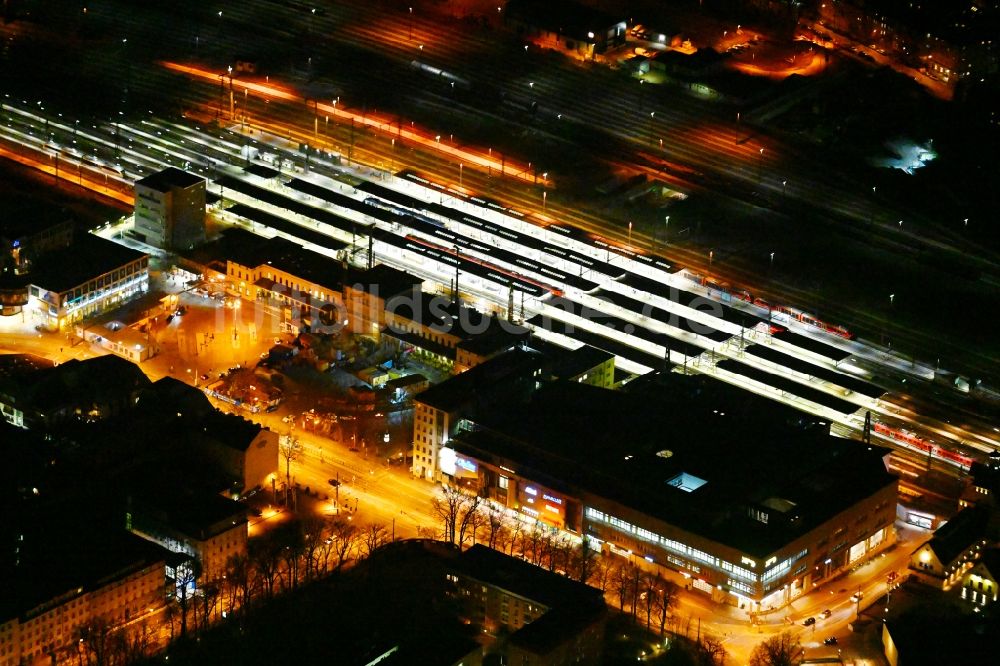 Nacht-Luftaufnahme Augsburg - Nachtluftbild Bauarbeiten zur Sanierung am Gleisverlauf und Bahnhofsgebäude Hauptbahnhof der Deutschen Bahn in Augsburg im Bundesland Bayern, Deutschland