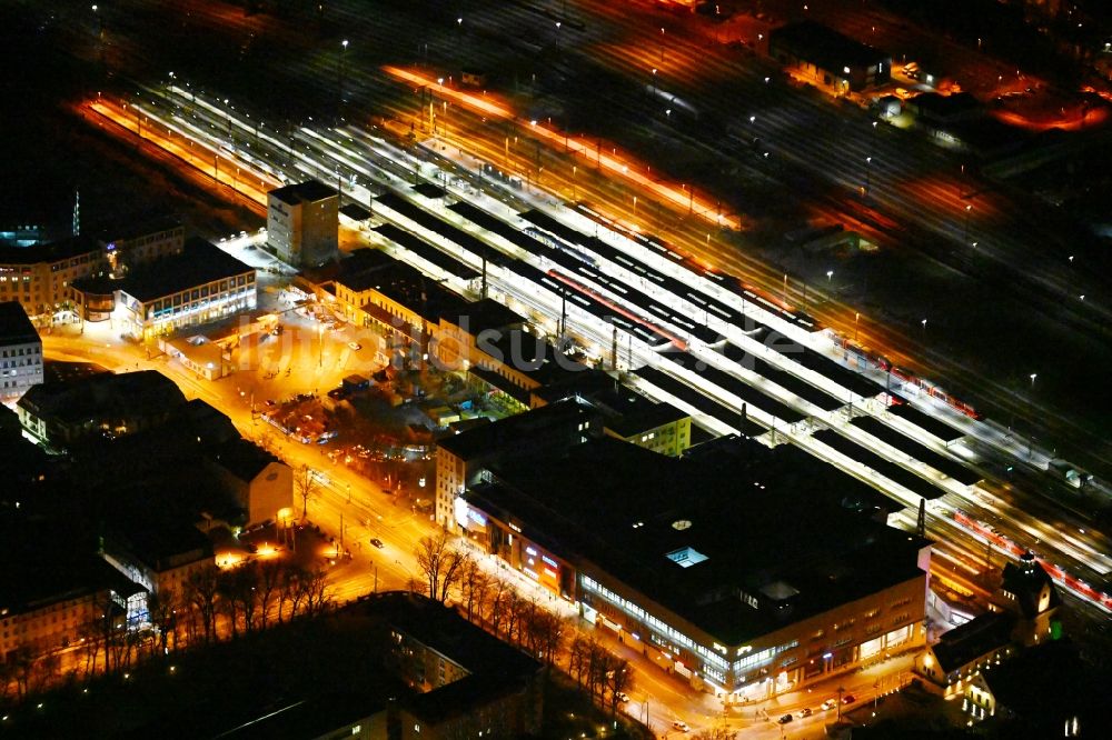 Augsburg bei Nacht von oben - Nachtluftbild Bauarbeiten zur Sanierung am Gleisverlauf und Bahnhofsgebäude Hauptbahnhof der Deutschen Bahn in Augsburg im Bundesland Bayern, Deutschland