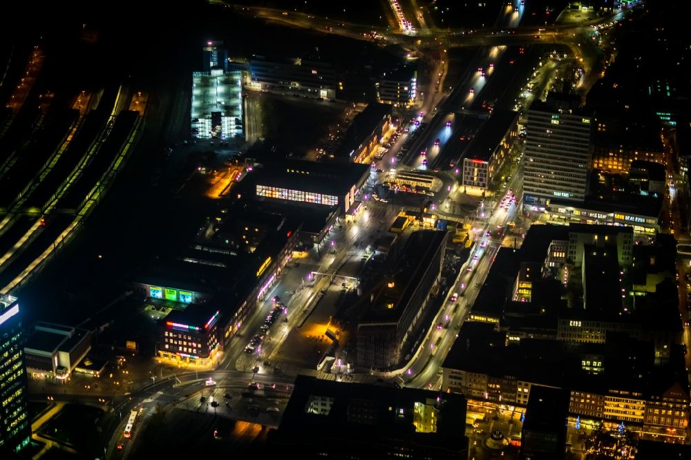 Duisburg bei Nacht von oben - Nachtluftbild Baustelle Bürogebäude des Geschäftshauses Mercator One in Duisburg im Bundesland Nordrhein-Westfalen, Deutschland