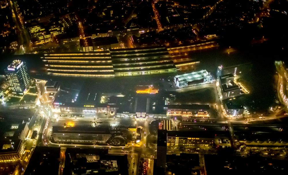 Duisburg bei Nacht von oben - Nachtluftbild Baustelle Bürogebäude des Geschäftshauses Mercator One in Duisburg im Bundesland Nordrhein-Westfalen, Deutschland