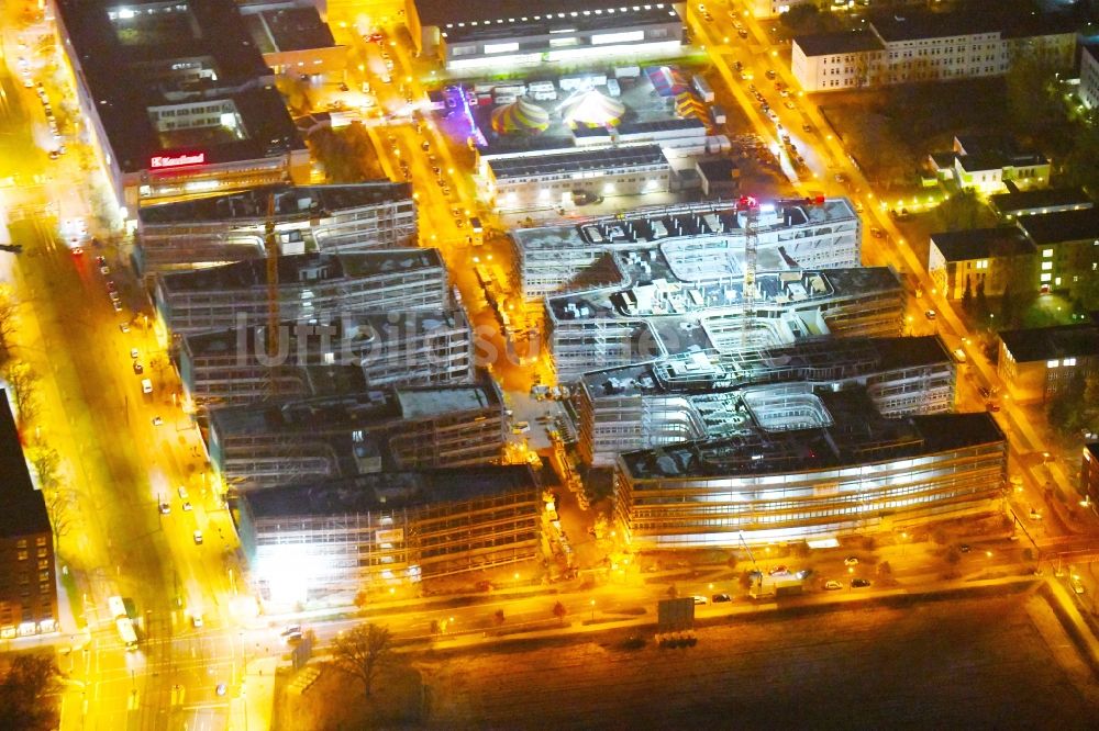 Berlin bei Nacht von oben - Nachtluftbild Baustelle zum Neubau eines Büro- und Geschäftshauses Allianz Campus Berlin im Ortsteil Johannisthal - Adlershof in Berlin