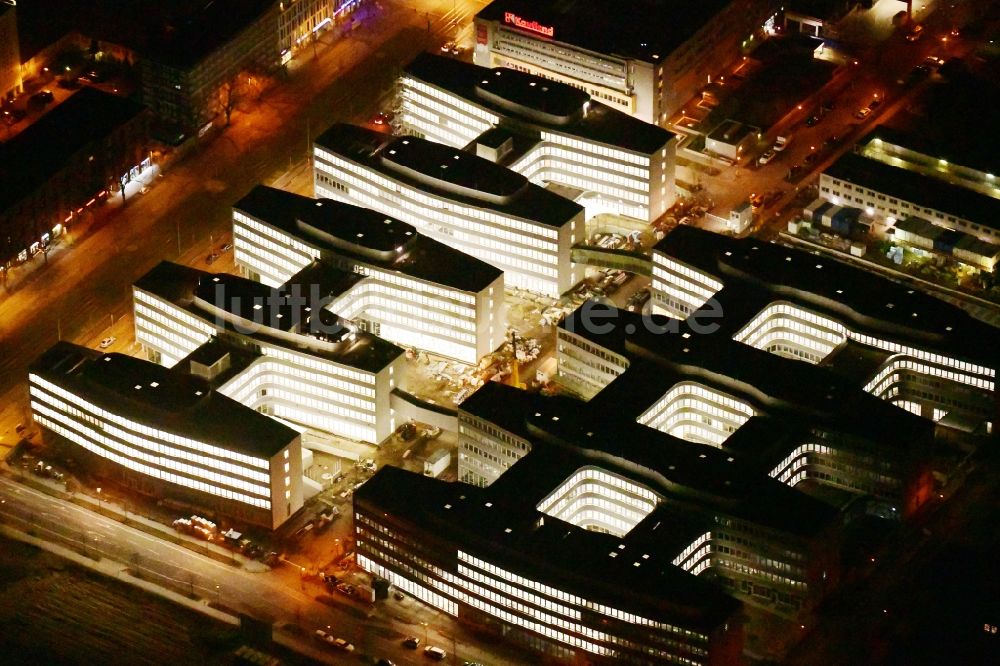 Nachtluftbild Berlin - Nachtluftbild Baustelle zum Neubau eines Büro- und Geschäftshauses Allianz Campus Berlin im Ortsteil Johannisthal - Adlershof in Berlin