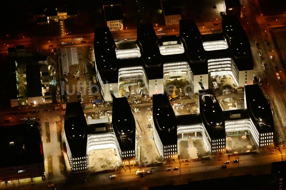 Nacht-Luftaufnahme Berlin - Nachtluftbild Baustelle zum Neubau eines Büro- und Geschäftshauses Allianz Campus Berlin im Ortsteil Johannisthal - Adlershof in Berlin