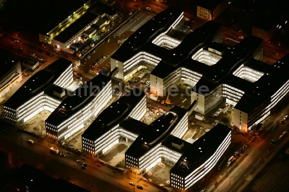 Nacht-Luftaufnahme Berlin - Nachtluftbild Baustelle zum Neubau eines Büro- und Geschäftshauses Allianz Campus Berlin im Ortsteil Johannisthal - Adlershof in Berlin