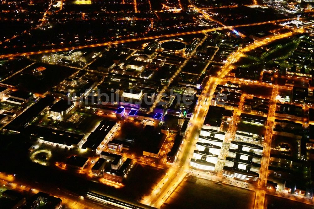 Berlin bei Nacht von oben - Nachtluftbild Baustelle zum Neubau eines Büro- und Geschäftshauses Allianz Campus Berlin im Ortsteil Johannisthal - Adlershof in Berlin