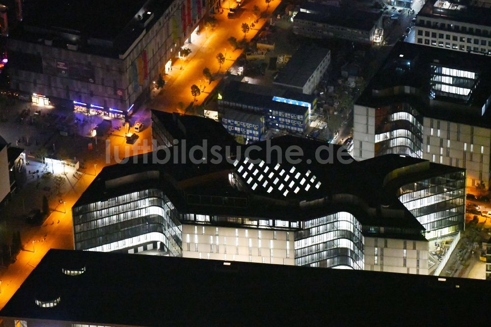 Berlin bei Nacht von oben - Nachtluftbild Baustelle zum Neubau eines Büro- und Geschäftshauses Zalando Campus im Ortsteil Friedrichshain in Berlin, Deutschland